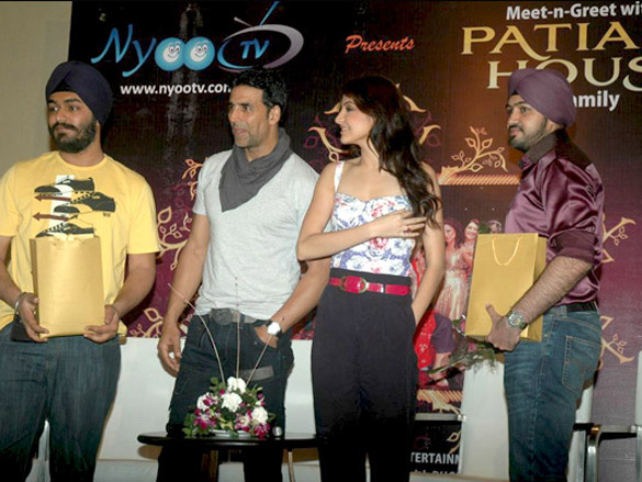 akshay and anushka promote patiala house at nyoo tv event 5