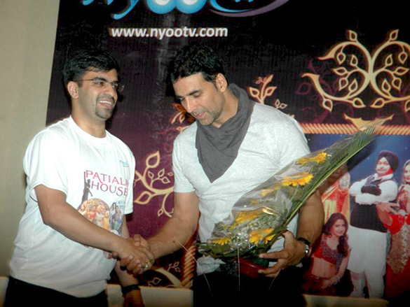 akshay and anushka promote patiala house at nyoo tv event 7