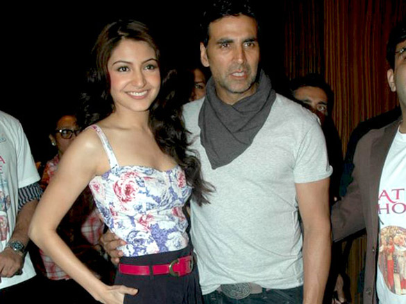 akshay and anushka promote patiala house at nyoo tv event 10