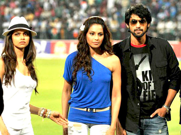 unveiling of dum maaro dum track at cricket world cup 2011 5