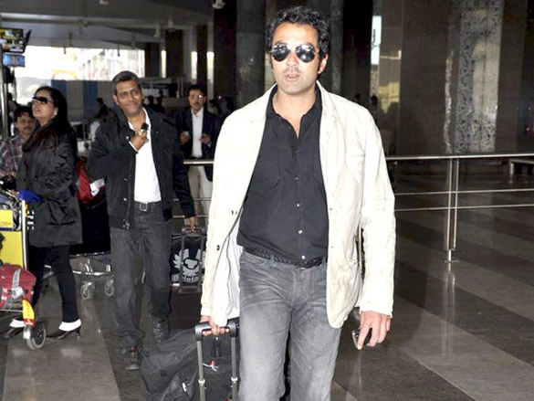 bobby deol returns to mumbai after promoting yamla pagla deewana in delhi 5