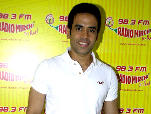 tusshar and preeti promote shor in the city on 98 3 fm radio mirchi 7