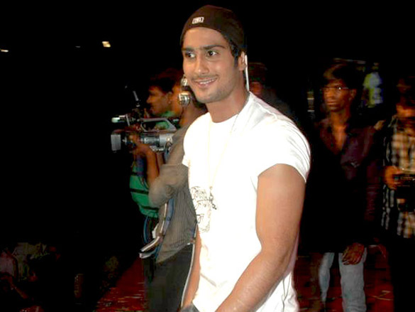 abhishek bachchan promotes dum maaro dum at no smoking concert 9