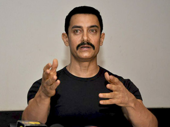 aamir khan unveils delhi belly first look 4