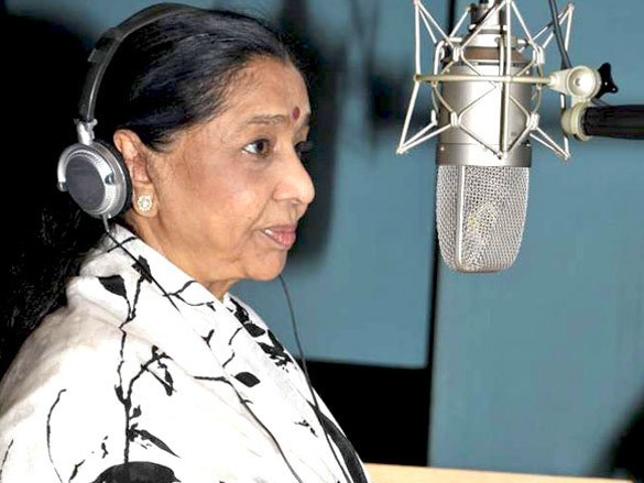 asha bhosle records a song for the film neil ko pakadna 4