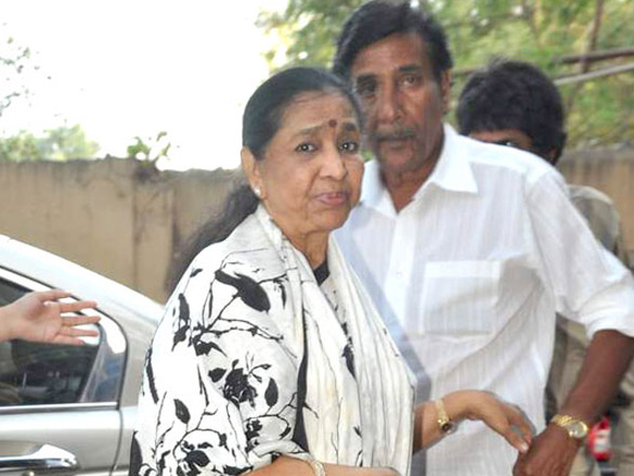 asha bhosle records a song for the film neil ko pakadna 11