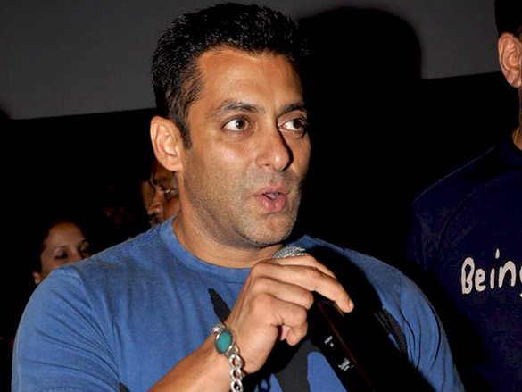 salman and asin at the special screening of ready for kids 8