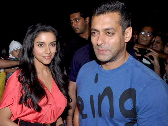 salman and asin at the special screening of ready for kids 14