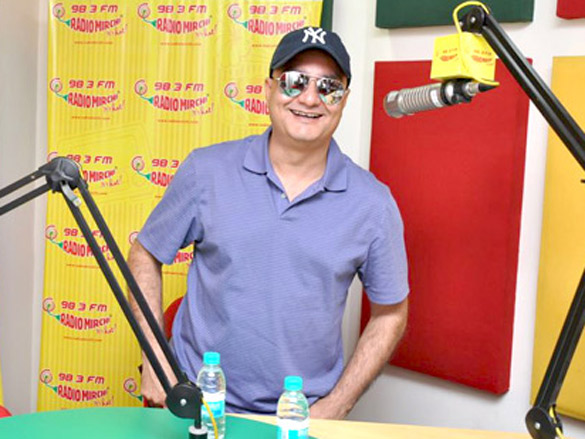 vinay pathak promotes bheja fry 2 on 98 3 fm radio mirchi 2