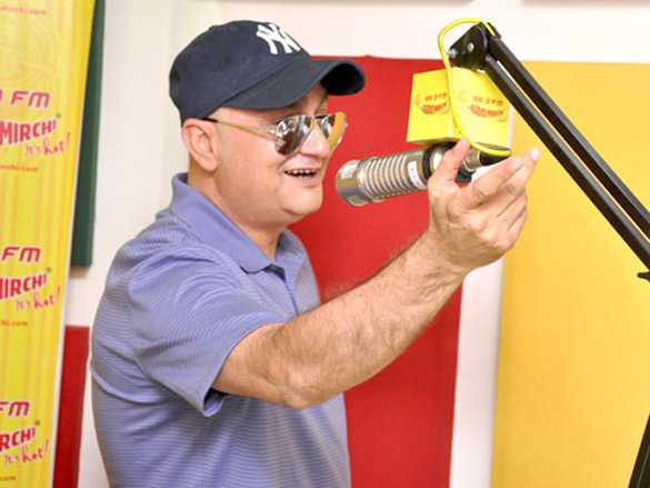 vinay pathak promotes bheja fry 2 on 98 3 fm radio mirchi 4