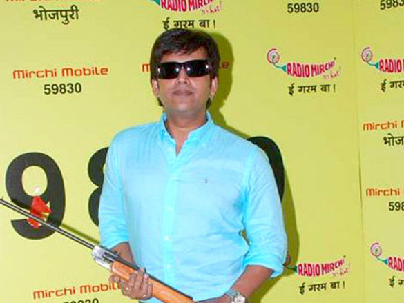 ravi kissen launches bhojpuri mirchi mobile 2
