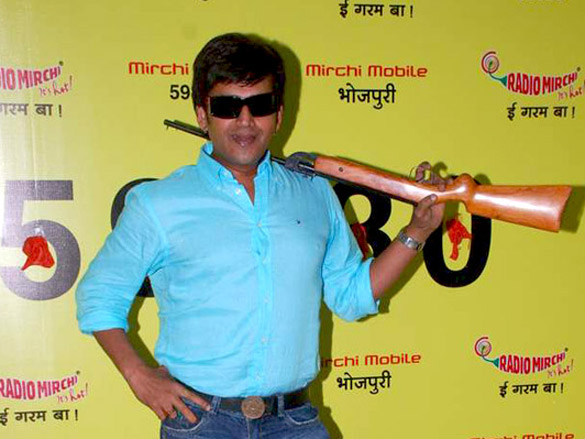 ravi kissen launches bhojpuri mirchi mobile 9
