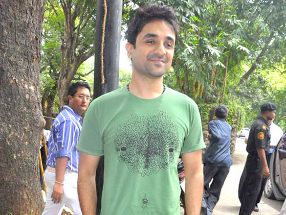 delhi belly cast unveil akp t shirts at garment fair 10
