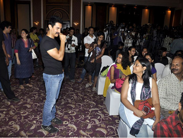 aamir khan unveils his item number song in delhi belly 7