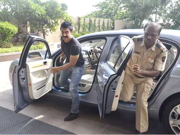 aamir khan unveils his item number song in delhi belly 9
