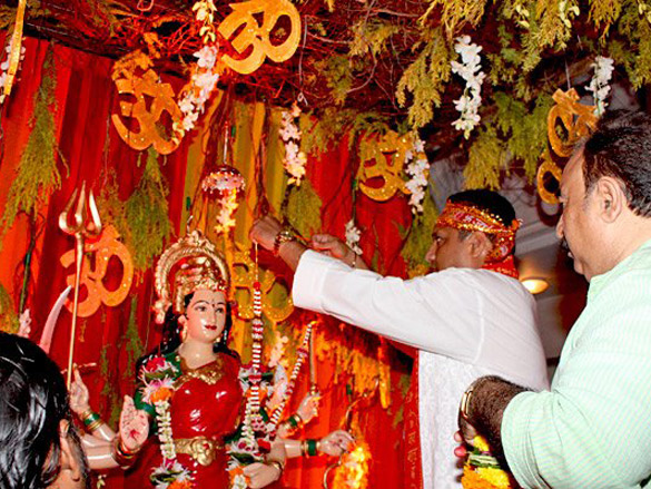 celebs attend navratri pooja 3