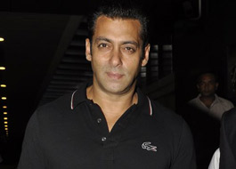 Salman Khan donates blood at camp in Pune Salman Khan donates blood at camp in Pune