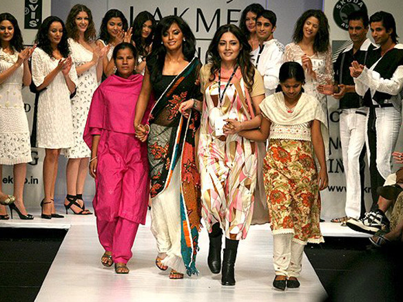 neetu chandra walks the ramp at the lakme fashion week 2008 3