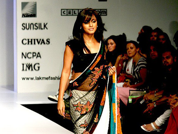 neetu chandra walks the ramp at the lakme fashion week 2008 4