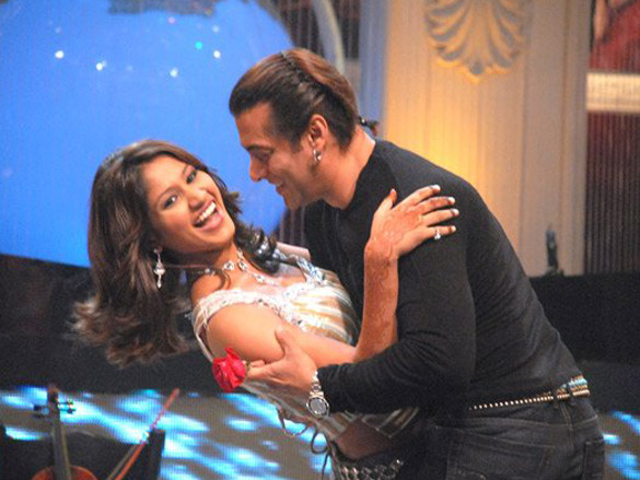 salman khan and katrina kaif promote yuvvraaj on zee tvs sa re ga ma show 7