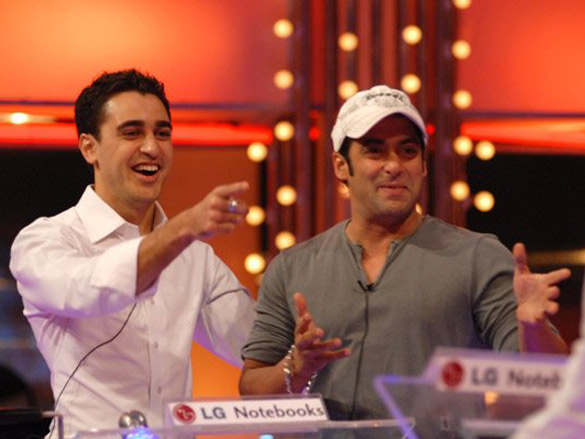 salman khan with contestants aamir khan and imraan khan on the sets of the game show 10 ka dum 3