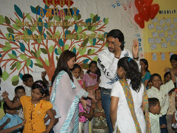abhishek aishwarya at ashray childrens home 2