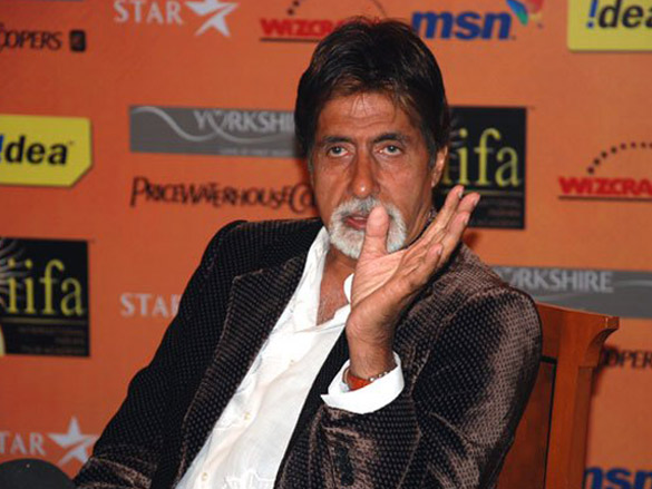 amitabh bachchan casts his first vote for iifa 3
