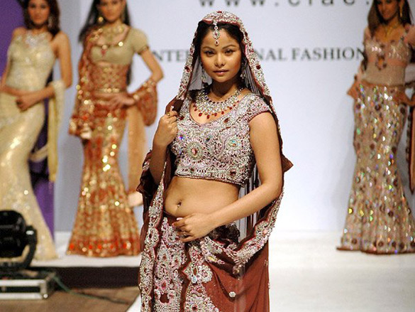 archana kochhar unveiled her bridal collection at ncpa with raima sen 7