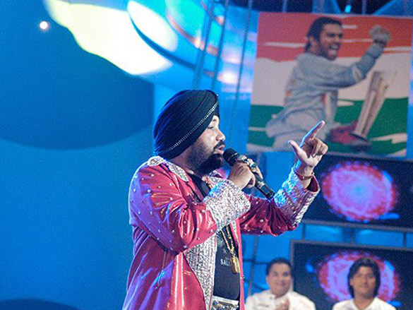 kunal kapoor and konkana sen sharma appear on amul star voice of india 7