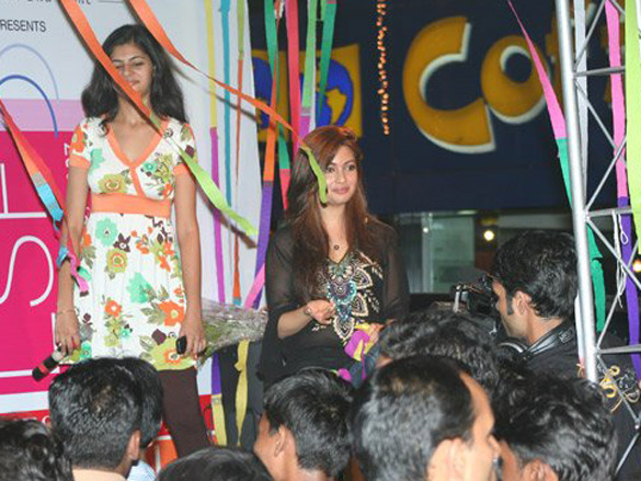 riya sen at lokhandwala shopping festival 5