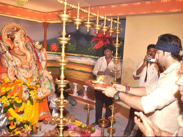 ranbir kapoor promotes rockstar at rk ganpati 6