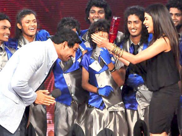 john and genelia promote force on indias got talent 3