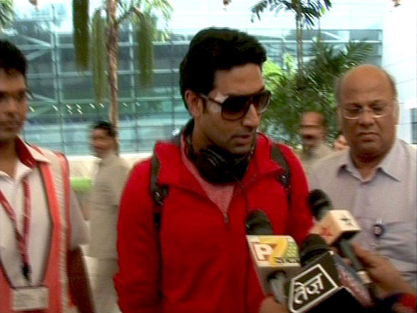 injured abhishek bachchan returns home 2