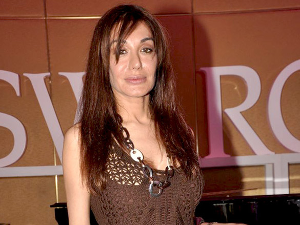 injured abhishek bachchan returns home 4