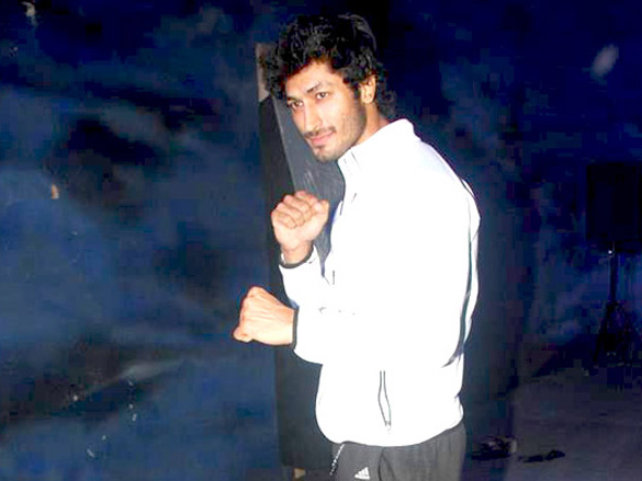 vidyut jamwal performs live stunts for film force 6