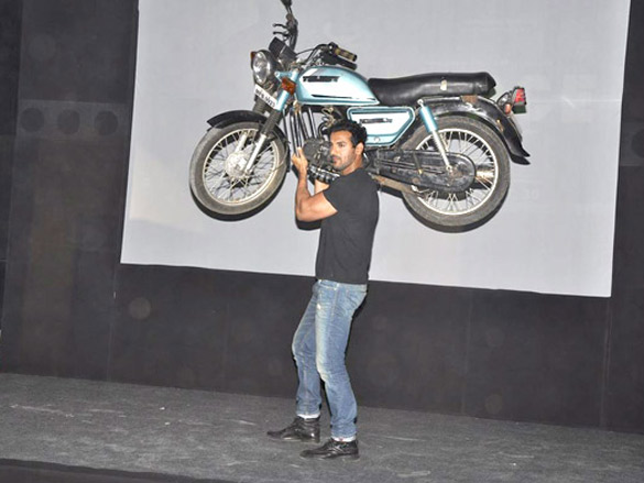 john abraham lifts a bike at force promotions 6