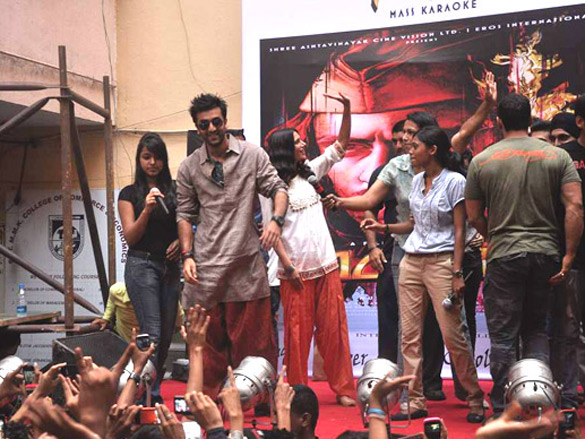 ranbir kapoor and nargis fakhri promote rockstar at mmk college 3