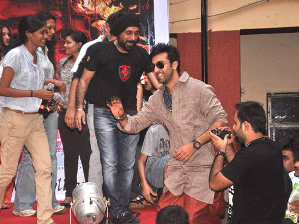 ranbir kapoor and nargis fakhri promote rockstar at mmk college 10