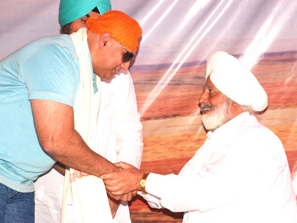 puneet issar celebrated guru nanak jayanti promoting i am singh 8
