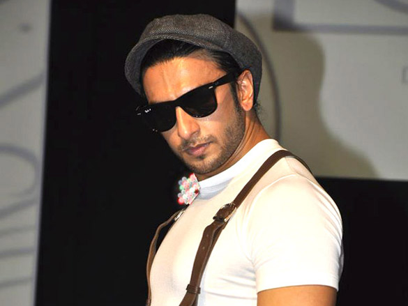 ranveer and sonakshi at the launch of movie lootera 9