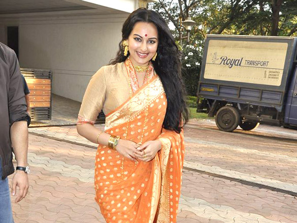 ranveer and sonakshi at the launch of movie lootera 12