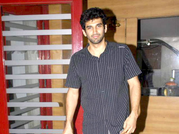 vidya balans special screening of the dirty picture for her family 6