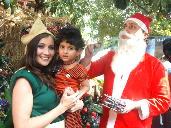 shiney and julia promote their film ghost at bal bhawan 4