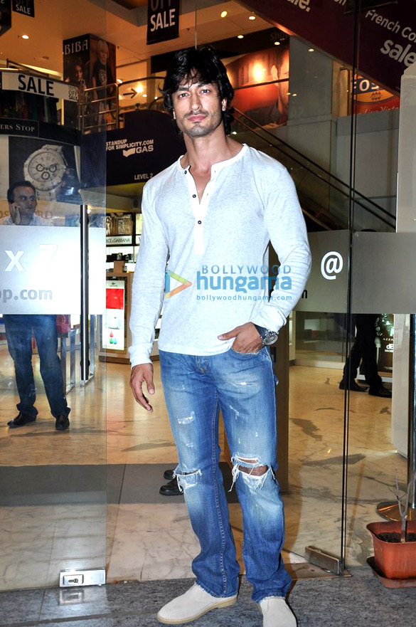 special screening of race 2 27
