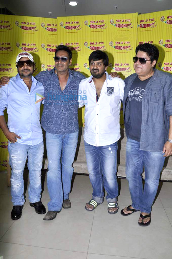 ajay devgn promotes himmatwala at radio mirchi 98 3 fm studio 2