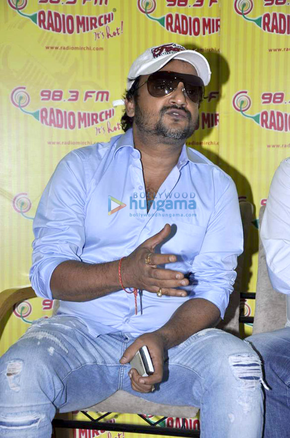 ajay devgn promotes himmatwala at radio mirchi 98 3 fm studio 7