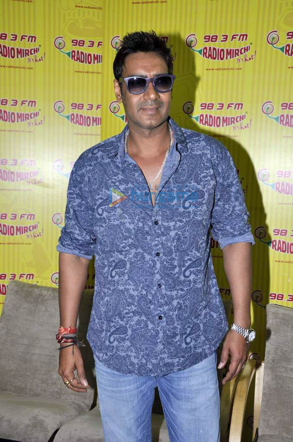 ajay devgn promotes himmatwala at radio mirchi 98 3 fm studio 10