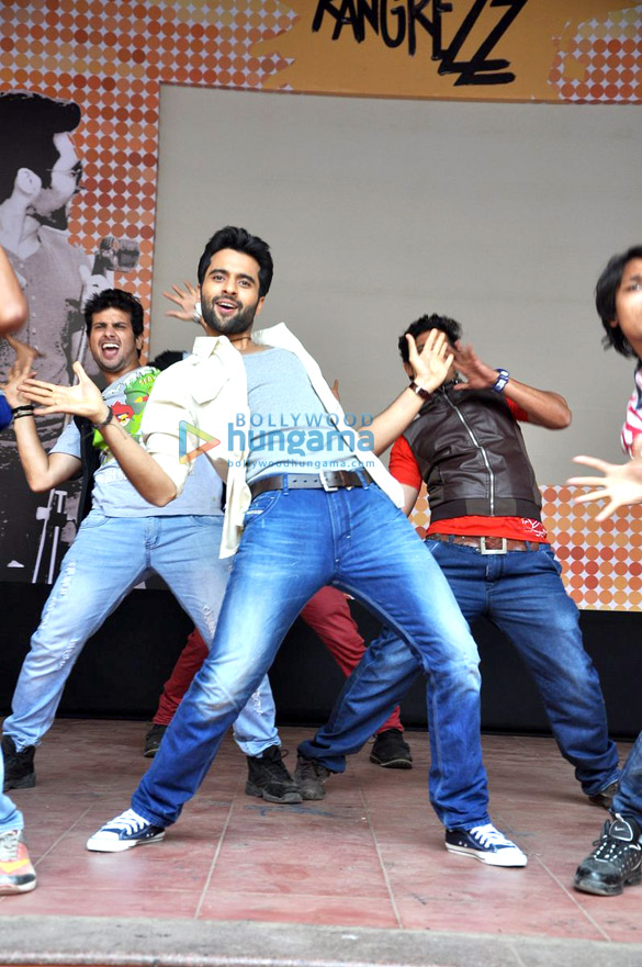 jackky bhagnani grooves gangnam style for rangrezz 7