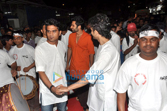 jackky promotes rangrezz at lalbaugh ka raja 12