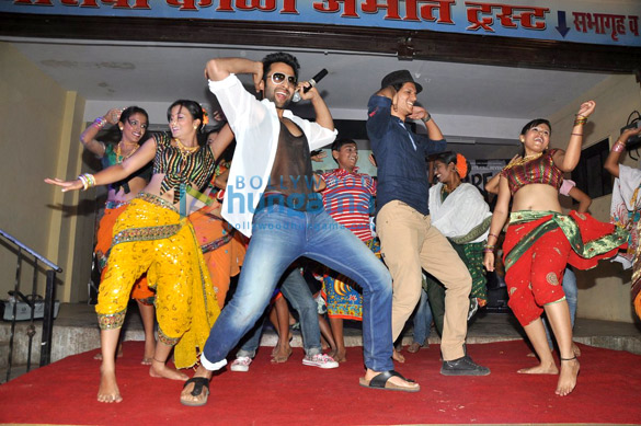 jackky unveils rangrezz gangnam video at dharavi 10